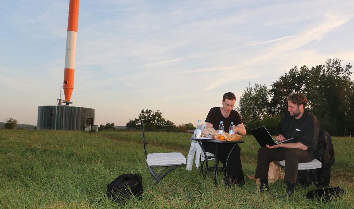 Bei einem Picknick auf dem Sendergelände geben Thorben Gröbel (li.) und Jules van den Langenberg Einblicke in das Kunstwerk „Inverted Paradise“. Fotos: Deeg