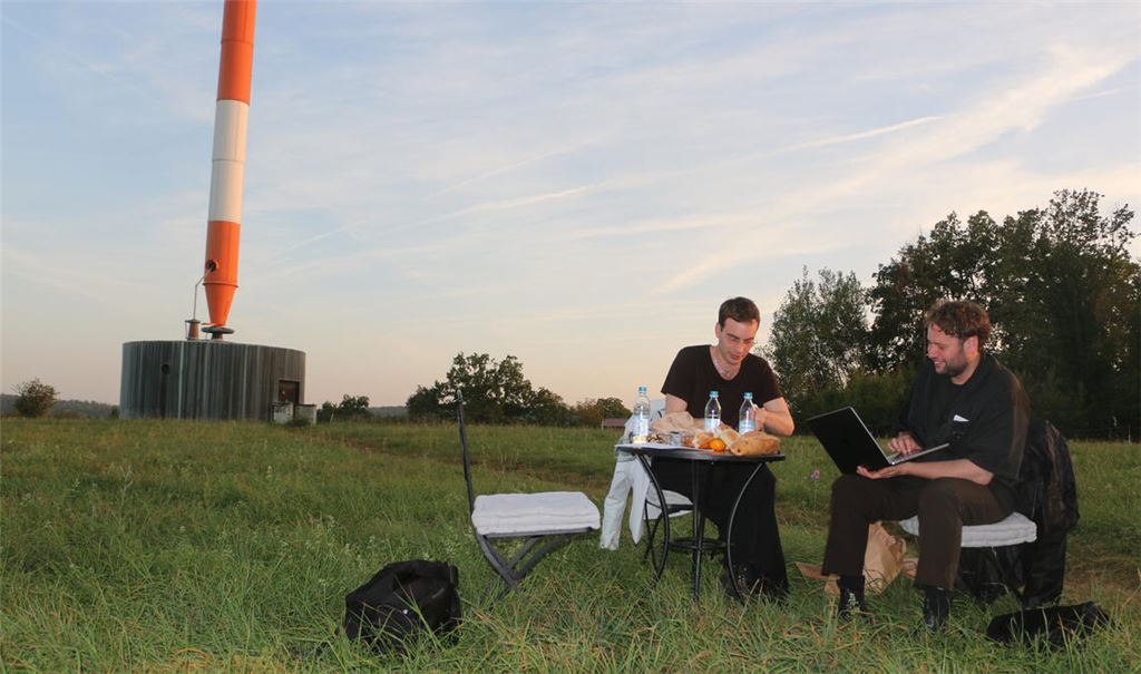 Bei einem Picknick auf dem Sendergelände geben Thorben Gröbel (li.) und Jules van den Langenberg Einblicke in das Kunstwerk „Inverted Paradise“. Fotos: Deeg