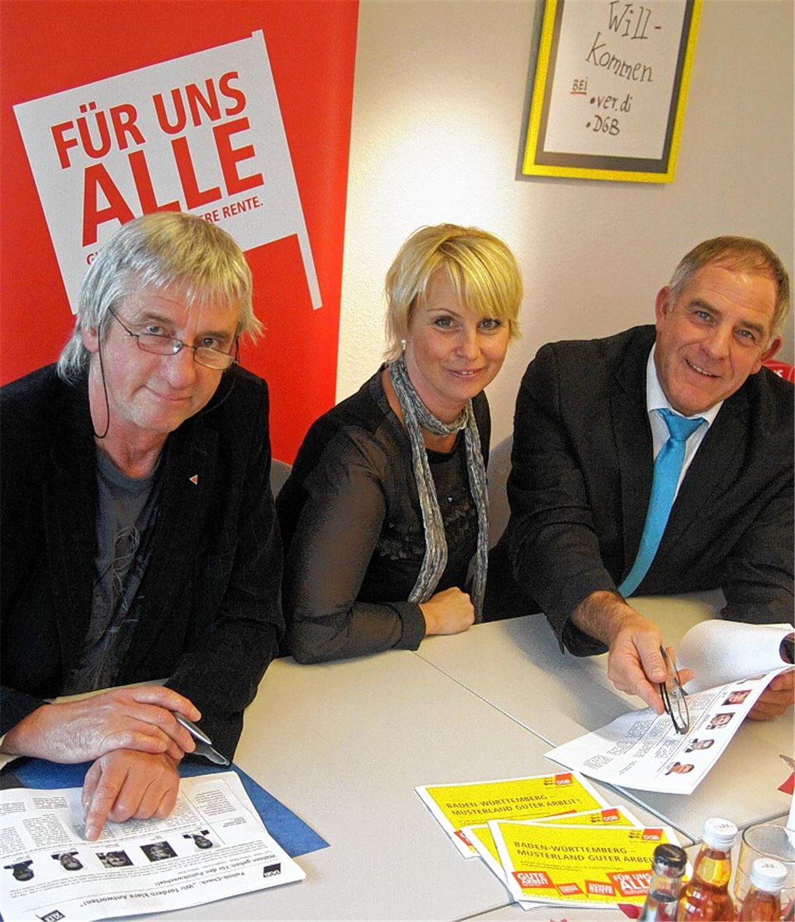 Bei einem „Politik-Check“ fordert der DGB klare Antworten. Das Ergebnis stellen vor (v. li.): Wolf-Dietrich Glaser, Betriebsrat bei Behr und stellvertretender DGB-Kreisverbandsvorsitzender, DGB-Regionssekretärin Susanne Nittel und Henry Wiedemann, Betriebsratsvorsitzender der Stadtwerke Pforzheim und Vorsitzender des DGB-Kreisverbands. Foto: Goertz