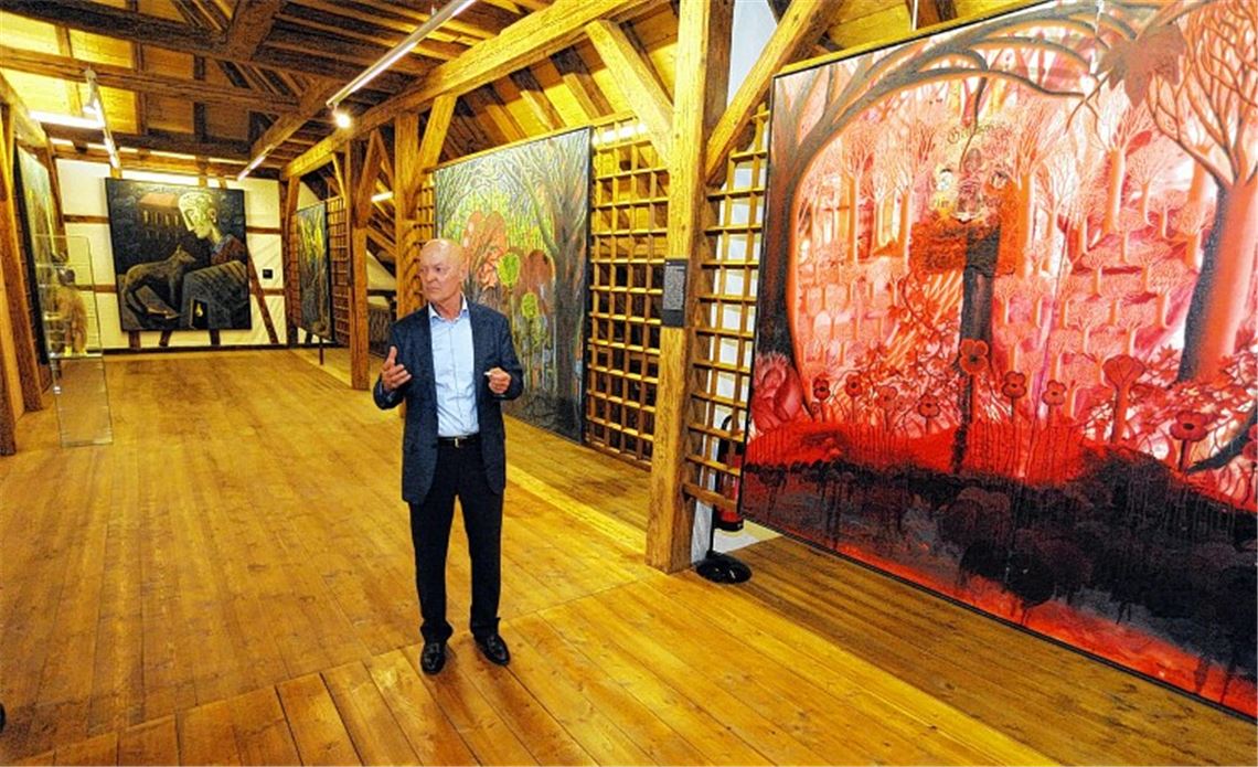 Bei einem Rundgang durch das neue Kunstmuseum auf dem Maulbronner Schafhof zeigt der leidenschaftliche Sammler Manfred Heinrich seine großformatigen Schätze, die er ab 1984 in der Berliner Kunstszene erworben hat. Der Unternehmer, der der Stadt Maulbronn seine Werke samt Museum geschenkt hat, will mit seinen Bildern zum Nachdenken anregen. 