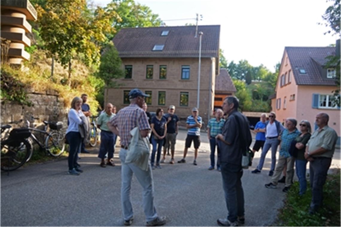 Lauster-Bürgerinitiative „Das ist mitnichten harmlos“ Bei einem Spaziergang der Bürgerinitiative informieren sich am Montag Bürger über die Pläne im Bereich des Steinbruchs. Foto: Friedrich