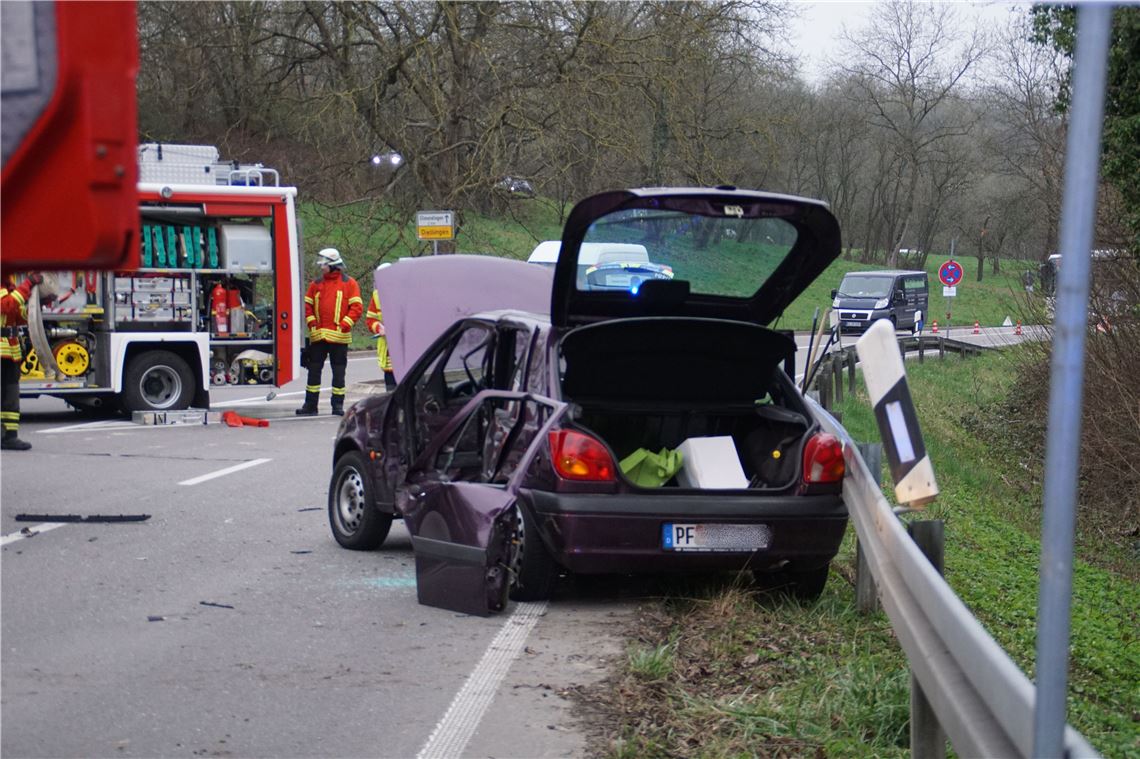 Keltern: schwerer Verkehrsunfall im Kreuzungsbereich fordert 1 schwer Verletzte Person