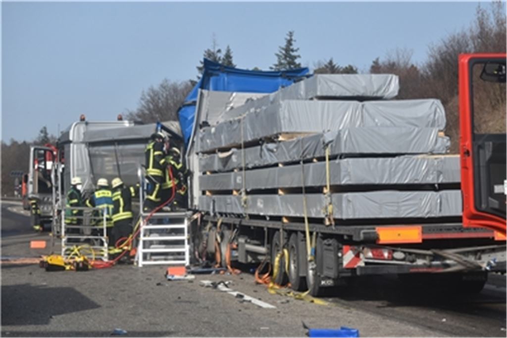 Bei einem Unfall auf der A8 fährt ein 50-Jähriger mit seinem Lkw auf ein Stauende auf und wird dabei tödlich verletzt. Foto: Myroshnichenko