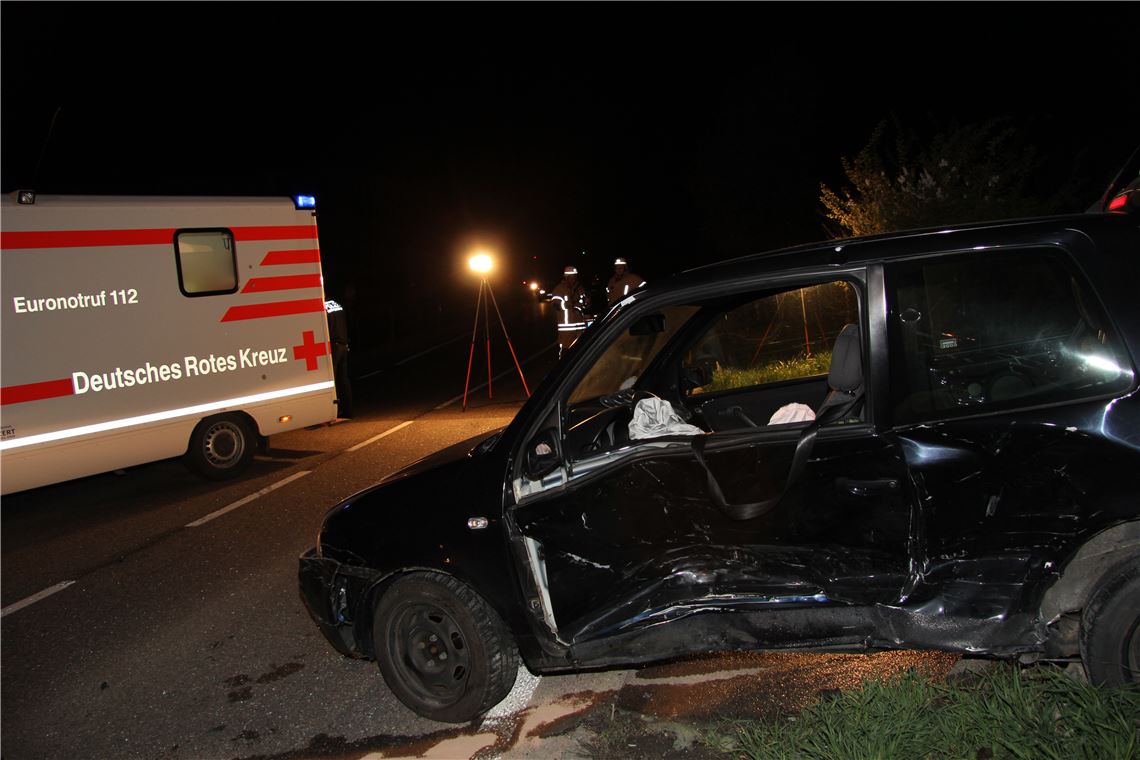 Bei einem Unfall auf der B10 zwischen Enzberg und Niefern wurden am Sonntagabend zwei Autofahrerinnen verletzt. Eine davon schwer. (Foto: Recken)