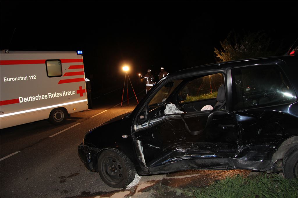 Bei einem Unfall auf der B10 zwischen Enzberg und Niefern wurden am Sonntagabend zwei Autofahrerinnen verletzt. Eine davon schwer. (Foto: Recken)