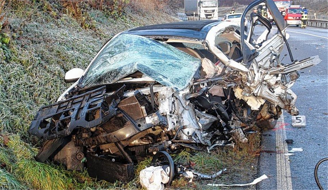 Unfall auf der B10 endet tödlich