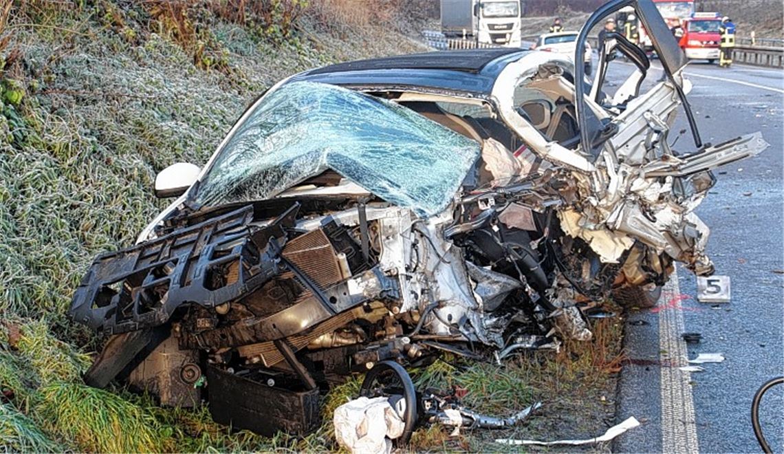 Bei einem Unfall bei Illingen stirbt eine 23-jährige Autofahrerin. SDMG