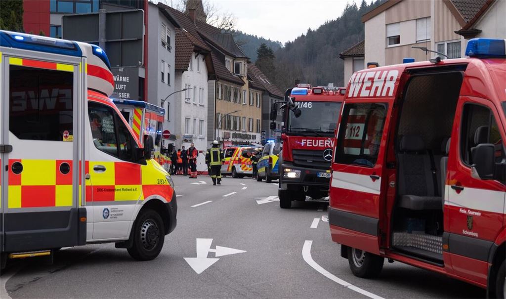Bei einem Unfall mitten in Schramberg werden eine Frau und ihr kleiner Sohn von einem Lastwagen überrollt. (Archivbild)
