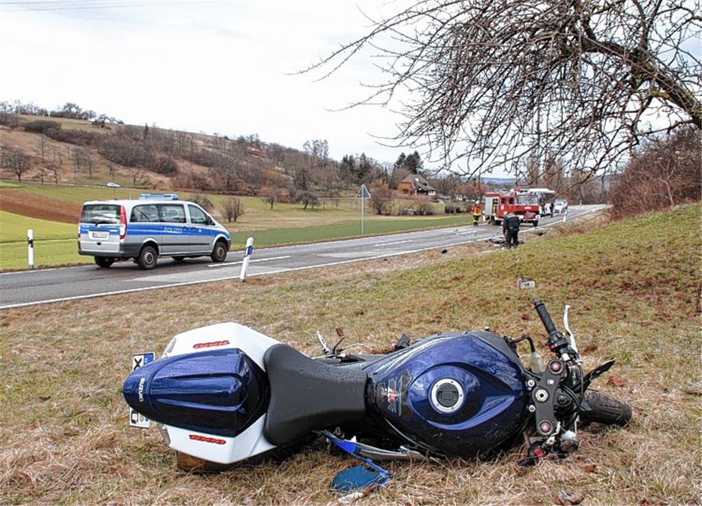 Bei einem Unfall nahe Niebelsbach verliert ein 28-Jähriger sein Leben.