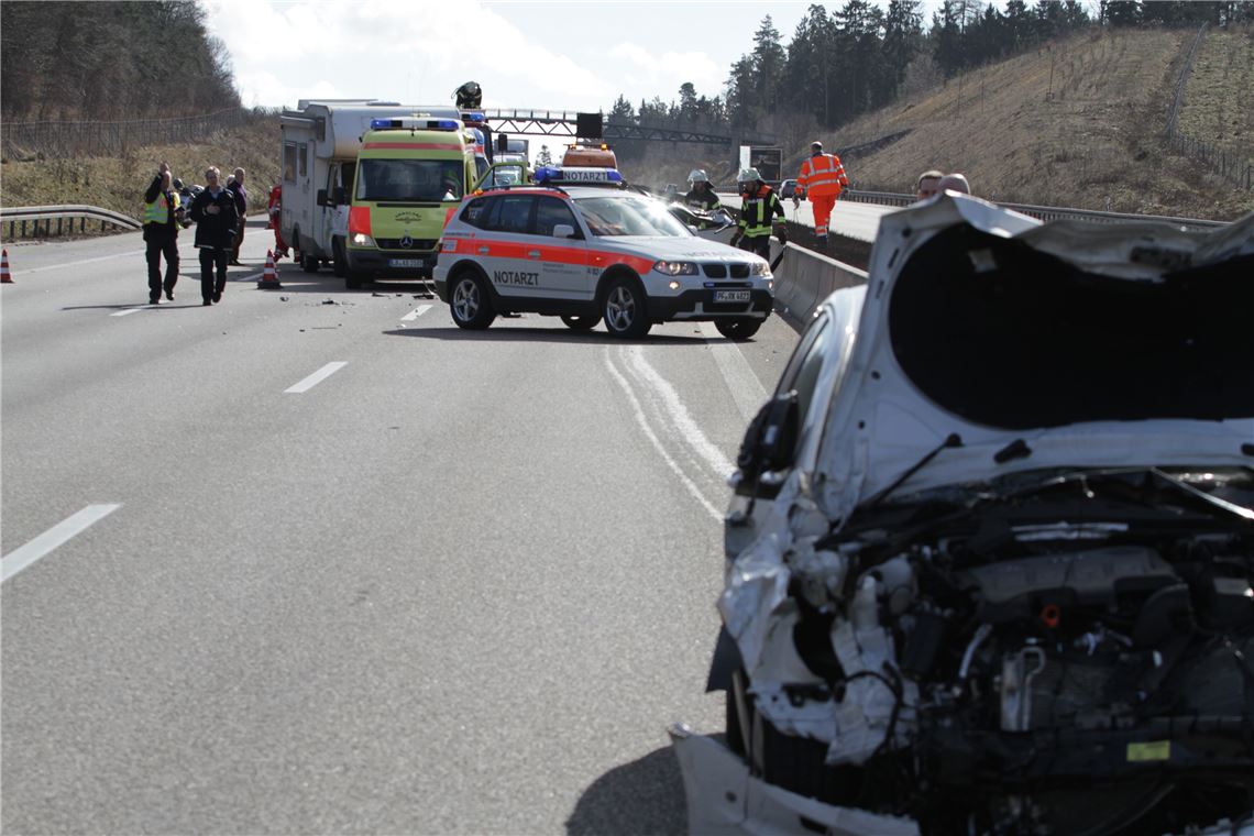 Bei einem Verkehrsunfall auf der A8 wird ein 48-jähriger Mann lebensgefährlich verletzt. Foto: Eisemann