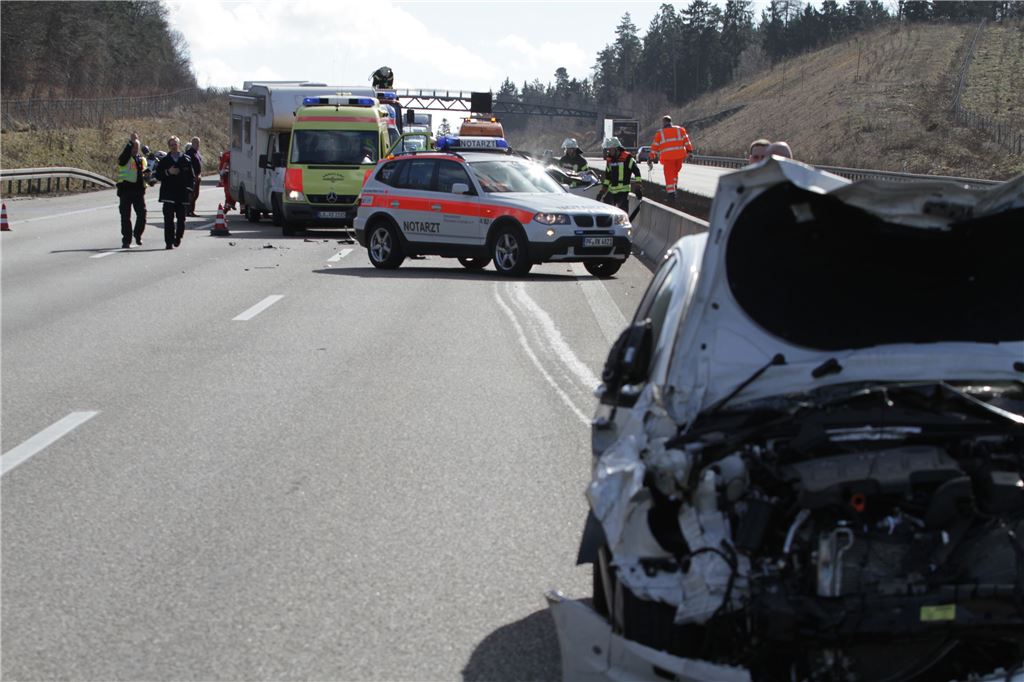Bei einem Verkehrsunfall auf der A8 wird ein 48-jähriger Mann lebensgefährlich verletzt. Foto: Eisemann