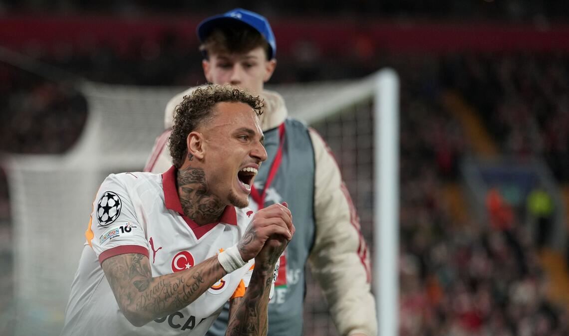 Bei einem Werbebanden-Crash hat sich Galatasaray-Profi Noa Lang schwer am Daumen verletzt.