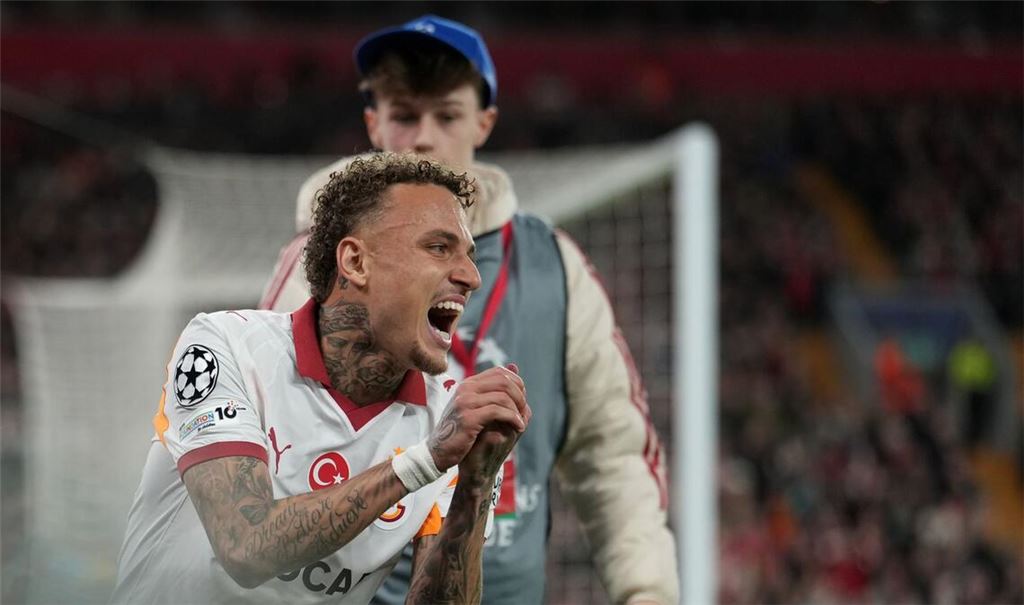 Bei einem Werbebanden-Crash hat sich Galatasaray-Profi Noa Lang schwer am Daumen verletzt.