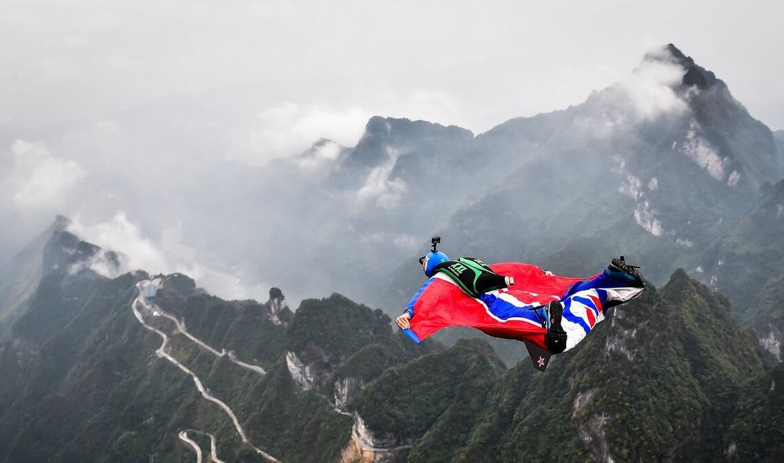 Bei einem Wingsuit-Sprung in Österreich sind zwei Frauen schwer verletzt worden (Symbolfoto).