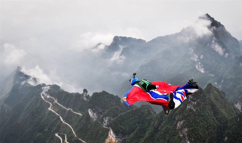 Bei einem Wingsuit-Sprung in Österreich sind zwei Frauen schwer verletzt worden (Symbolfoto).