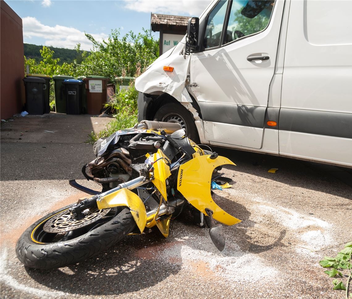 Bei einem Zusammenstoß am Ortsausgang von Wilferdingen wird ein Motorradfahrer schwer verletzt. Foto: Fotomoment