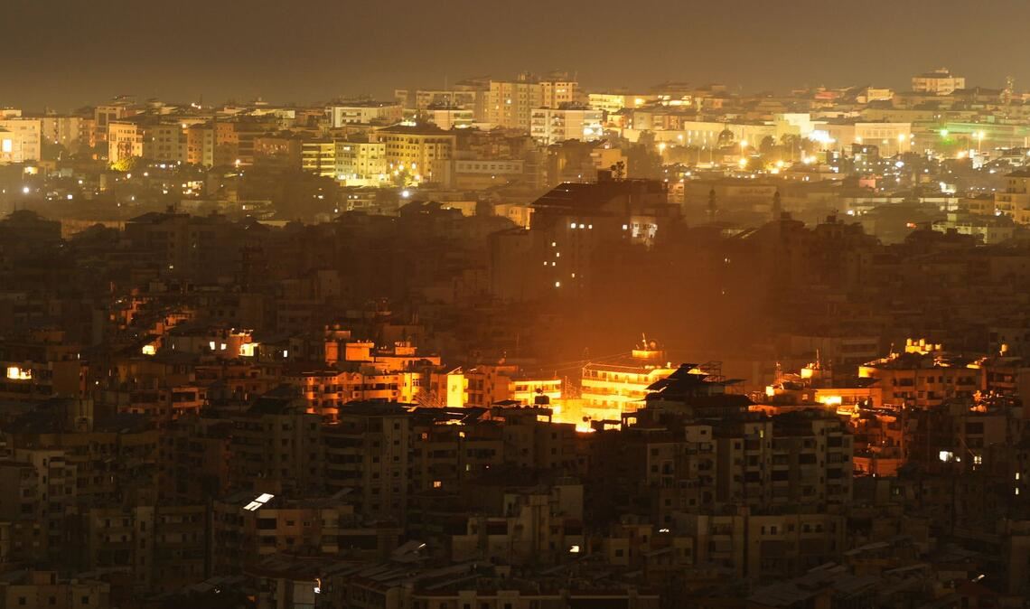 Bei einem israelischen Angriff auf ein Gebäude in Dahieh, den Vororten im Süden von Beirut, ist eine Explosion zu sehen.