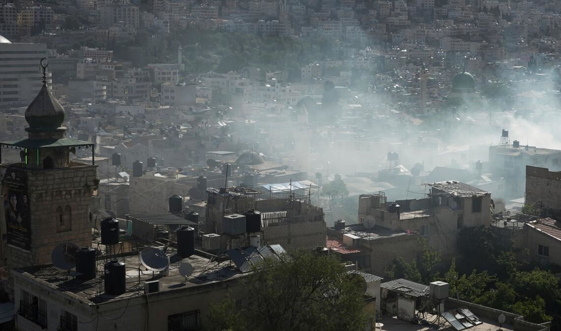 Bei einem israelischen Militäreinsatz im besetzten Westjordanland sind militante Palästinenser getötet worden. Hier steigt Rauch während einer Razzia israelischer Sicherheitskräfte in der besetzten Stadt Nablus Anfang des Monats auf.