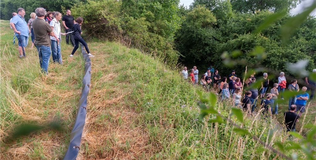 Bei einem kurzen Spaziergang über den Hohlweg geht es an verschiedenen Stationen um die Grenzen des neuen Baugebiets und um die jeweiligen Gebäudehöhen. Fotos: Fotomoment