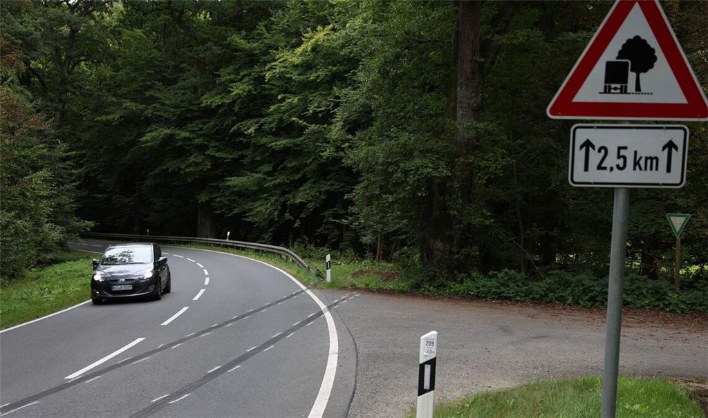 Bei einem schweren Verkehrsunfall im Norden Hessens bei Kassel sind in der Nacht vier Menschen ums Leben gekommen.