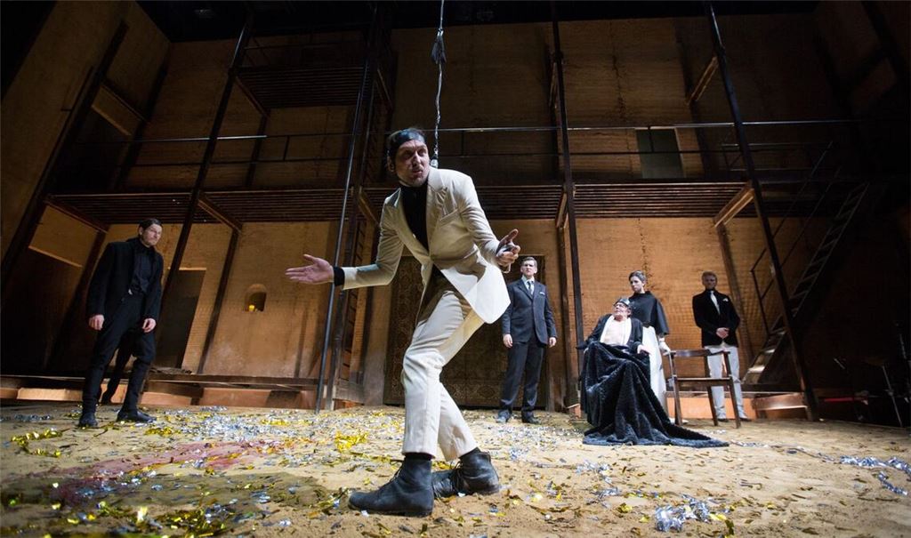 Bei einer Aufführung von "Richard III." an der Schaubühne Berlin rutscht dem Schauspieler Lars Eidinger ein Degen aus der Hand und verletzt eine Zuschauerin leicht. (Archivbild)