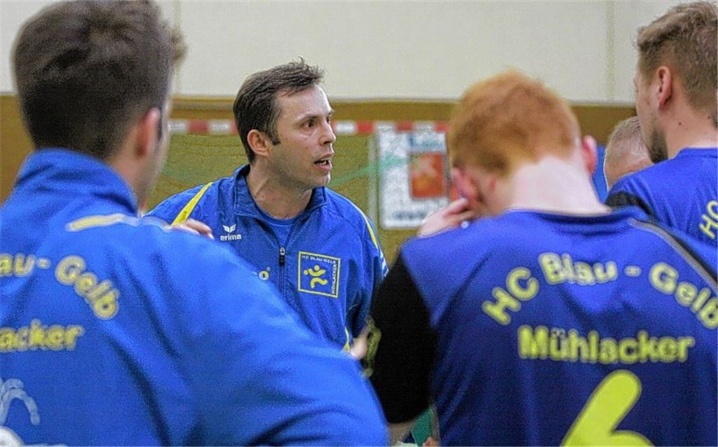 Bei einer Auszeit Sekunden vor der Schlusshupe gibt Edin Pivac die entscheidende Anweisung, die für Mühlacker noch das Unentschieden rettet. Archivfoto: Eigner