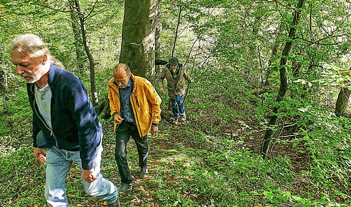 „Es bleibt auf jeden Fall spannend“ Bei einer Exkursion, an der auch Heimatforscher Manfred Rapp (gelbe Jacke) teilnimmt, geht die Gruppe auf Spurensuche. Fotos: Weimper