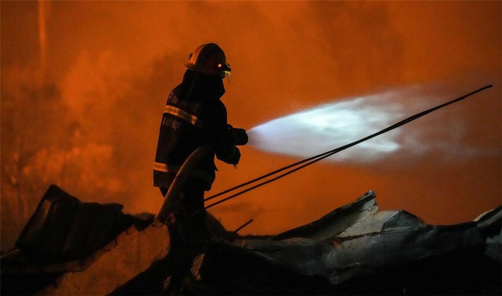Bei einer Explosion in einer Feuerwerksfabrik in Zentralchina sind mindestens 21 Menschen ums Leben gekommen.