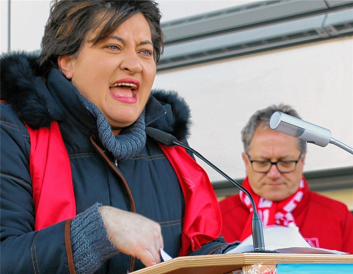 Bei einer Kundgebung am Standort Mühlacker: die neue Betriebsratschefin Nektaria Christidou und ihr Vorgänger Dieter Kiesling.privat