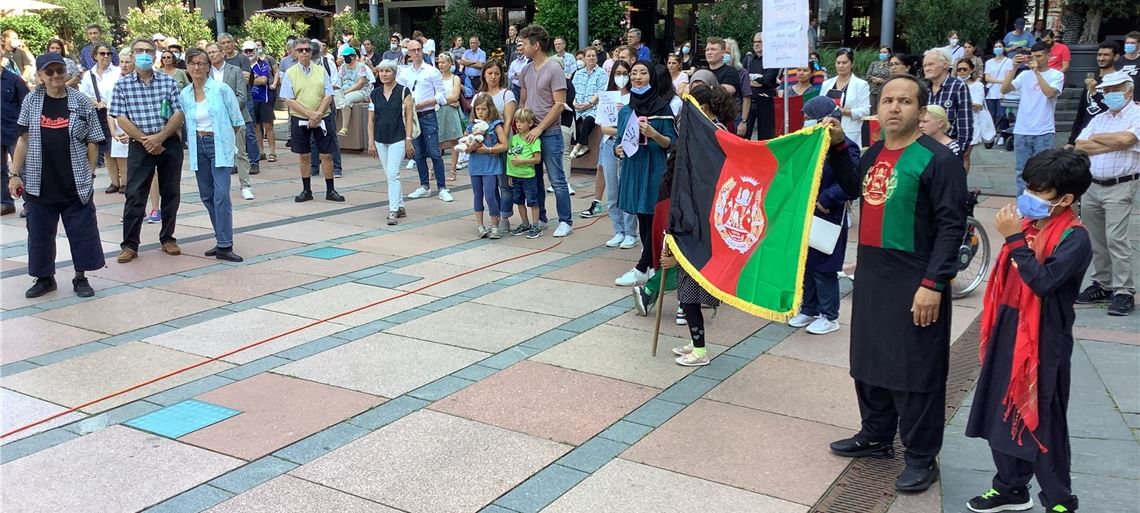 Bei einer Mahnwache für die Menschen in Afghanistan ergeht unter anderem der Appell, keine Geflüchteten mehr in das Land abzuschieben. Foto: Roth