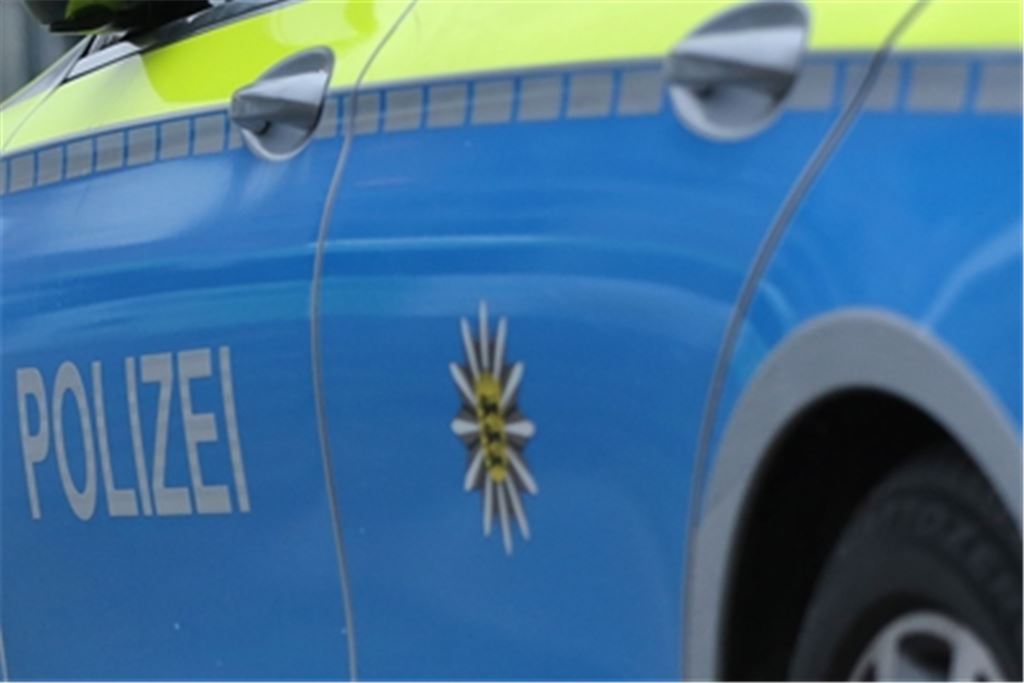 Bei einer Polizeikontrolle in Knittlingen widersetzen sich mehrere Männer einer Kontrolle und werden den Beamten gegenüber handgreiflich. Archivfoto: Symbolbild