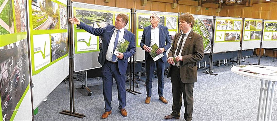 Bei einer Pressekonferenz im Großen Ratssaal informieren Oberbürgermeister Martin Wolff (v.li.), Stadtbaudirektor Karl Velte und Bürgermeister Michael Nöltner Vertreterinnen und Vertreter der Presse, des Gemeinderates und des Jugendgemeinderates über das Gartenschaukonzept.privat