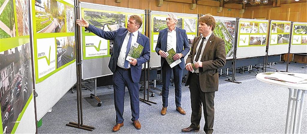 Bei einer Pressekonferenz im Großen Ratssaal informieren Oberbürgermeister Martin Wolff (v.li.), Stadtbaudirektor Karl Velte und Bürgermeister Michael Nöltner Vertreterinnen und Vertreter der Presse, des Gemeinderates und des Jugendgemeinderates über das Gartenschaukonzept.privat