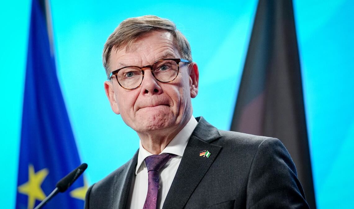 Bei einer Pressekonferenz in Berlin erklärt sich Außenminister Johann Wadephul (CDU) ausführlich zu den Irritationen über seine Asyl-Äußerungen in Syrien.