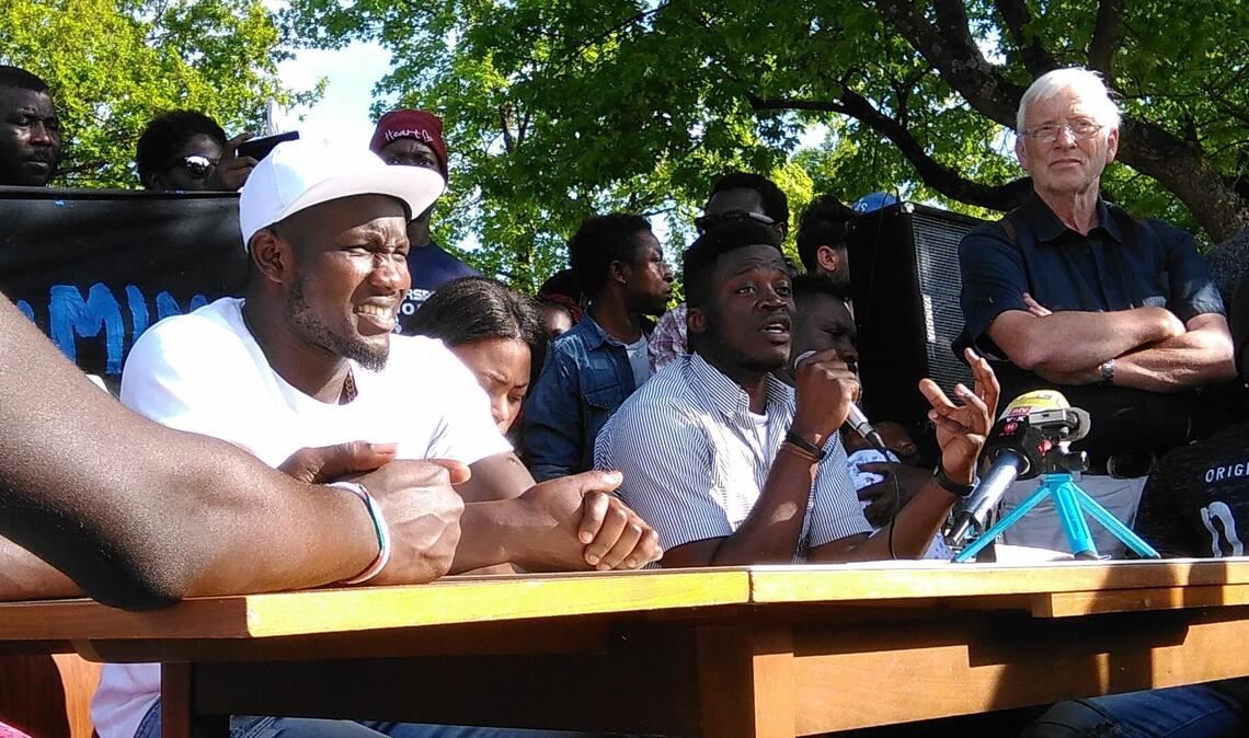 Bei einer Pressekonferenz nach den Ereignissen vom Mai 2018 sprach Alassa Mfouapon (Mitte)  im Namen der Ellwanger Lea-Bewohner.