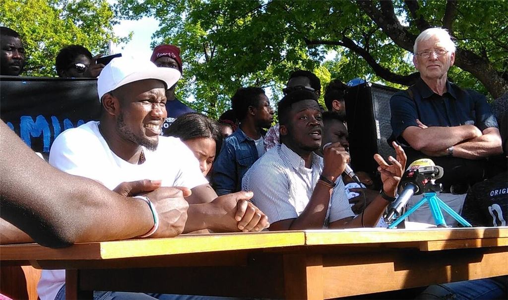 Bei einer Pressekonferenz nach den Ereignissen vom Mai 2018 sprach Alassa Mfouapon (Mitte)  im Namen der Ellwanger Lea-Bewohner.