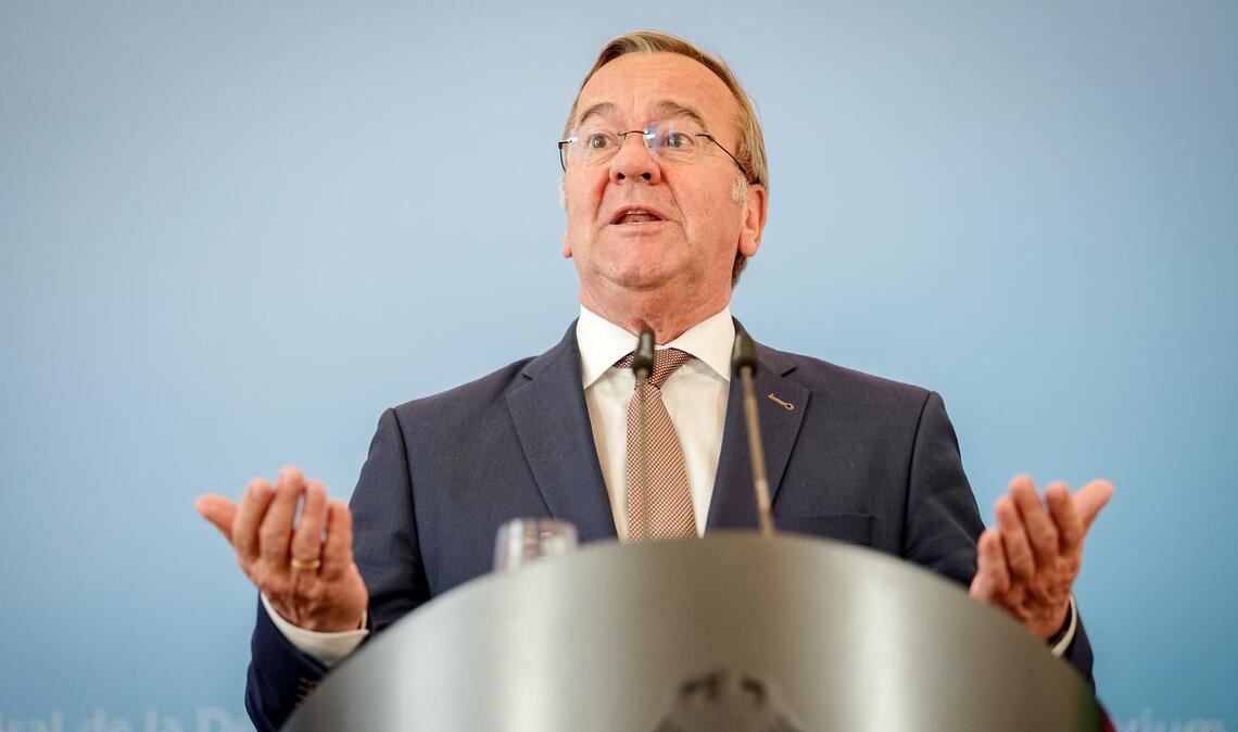 Bei einer Pressekonferenz wird Verteidigungsminister Boris Pistorius (SPD) auf die Eckpunkte für den Zivilschutz angesprochen.
