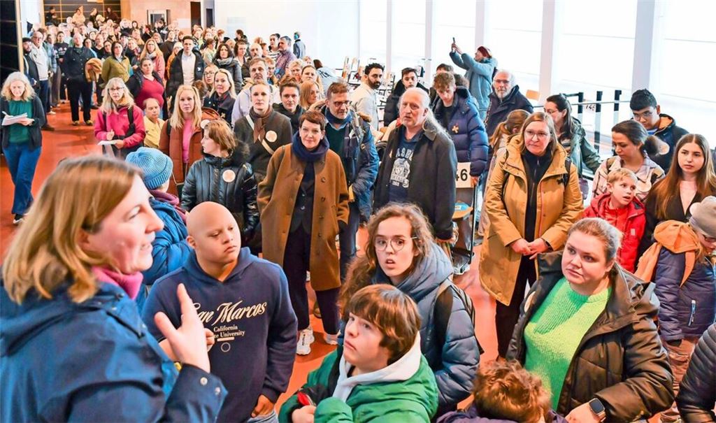 Bei einer Protestaktion im Rathaus haben Eltern und Kinder auf ihre Situation aufmerksam gemacht – und eine schnelle Lösung sowie eine Entschuldigung gefordert.