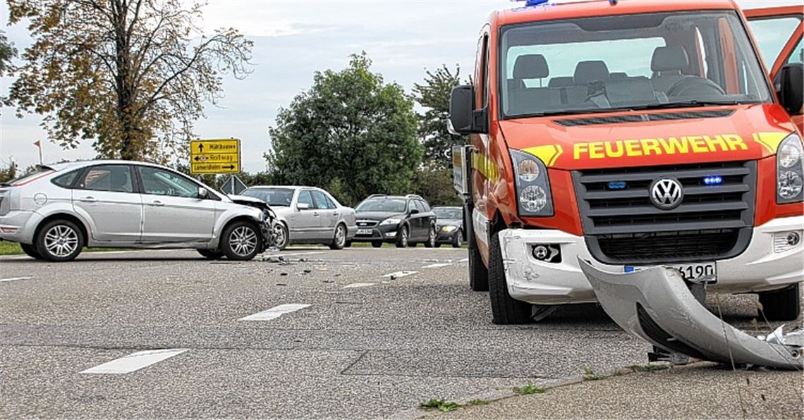 Bei einer Routinefahrt wird ein Feuerwehr-Mannschaftswagen in einen Unfall verwickelt.