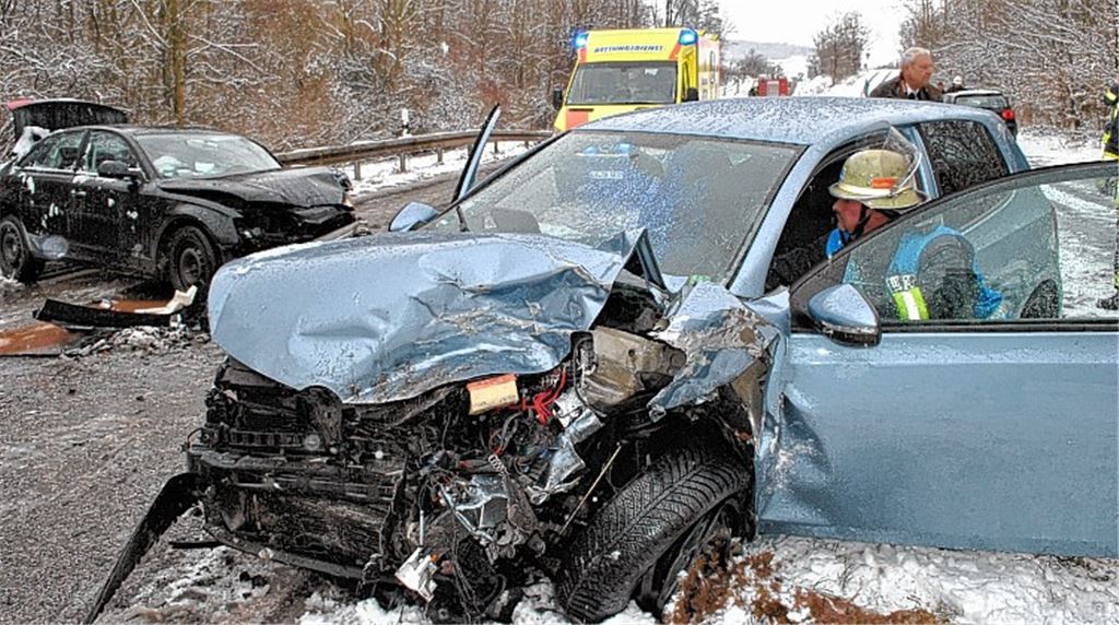 Bei einer Schleuderpartie zwischen Illingen und Ensingen stößt eine 25-jährige Audifahrerin frontal mit einem VW zusammen, dessen Fahrer von der Feuerwehr befreit werden muss. Foto: Stahlfeld