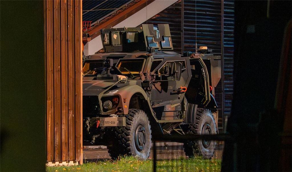 Bei einer Übung ist ein Feldjäger nach Angaben der Bundeswehr angeschossen worden.