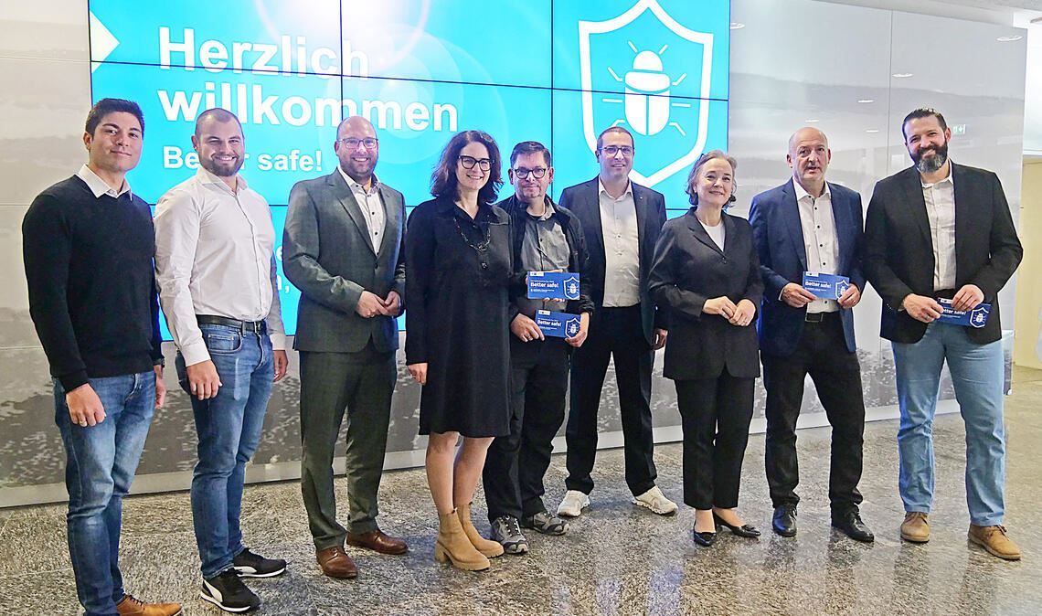Bei einer Veranstaltung der Industrie- und Handelskammer zum Thema Cybersicherheit klären (v.li.) Ray-Jan Singrin, Sebastian Thum, Carl Christian Hirsch, Petra Bauknecht, Daniel Lorch, Philipp Bauknecht, Tanja Traub, Michael Distl und Peter Danil über die Gefahren und Optionen auf, die Unternehmen haben. Foto: Friedrich