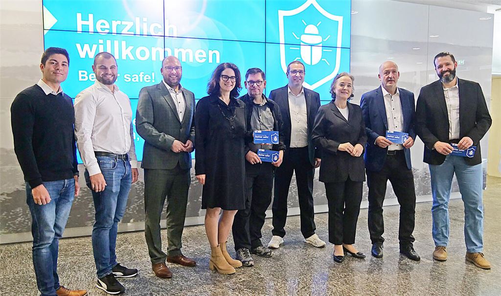Bei einer Veranstaltung der Industrie- und Handelskammer zum Thema Cybersicherheit klären (v.li.) Ray-Jan Singrin, Sebastian Thum, Carl Christian Hirsch, Petra Bauknecht, Daniel Lorch, Philipp Bauknecht, Tanja Traub, Michael Distl und Peter Danil über die Gefahren und Optionen auf, die Unternehmen haben. Foto: Friedrich