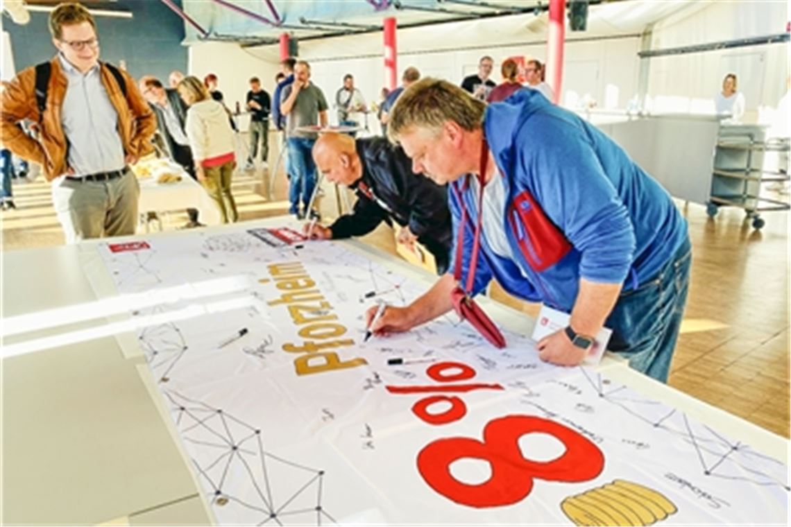 Bei einer Versammlung in Remchingen, zu der laut Mitteilung rund 100 Mitglieder erschienen sind, hat die IG Metall Pforzheim die gewerkschaftlich organisierten Beschäftigten in der Metallindustrie auf eine „harte Tarifauseinandersetzung“ eingestimmt. Foto. privat