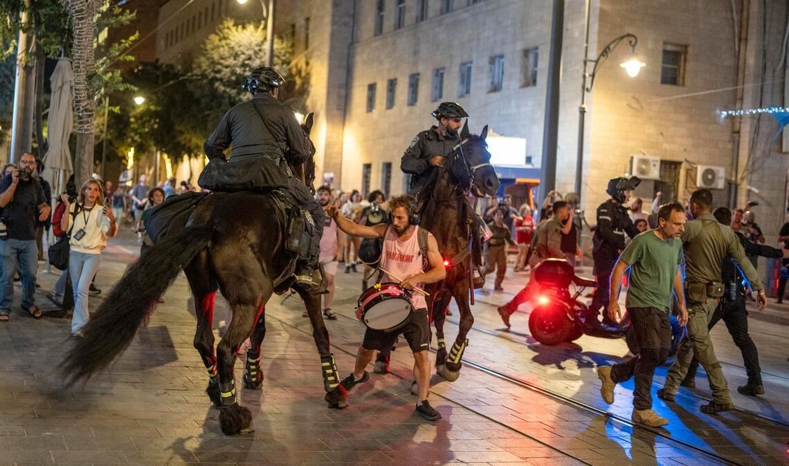 Bei einer erneuten Großkundgebung in Israel schreitet die Polizei ein.