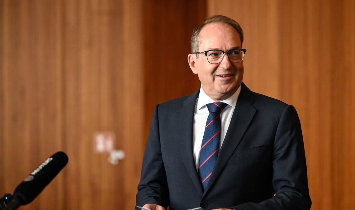 Bei einer kurzfristig anberaumten Pressekonferenz erklärt Bundesinnenminister Alexander Dobrindt (CSU), warum er große Hoffnungen in die nun vereinbarte EU-Verordnung setzt.
