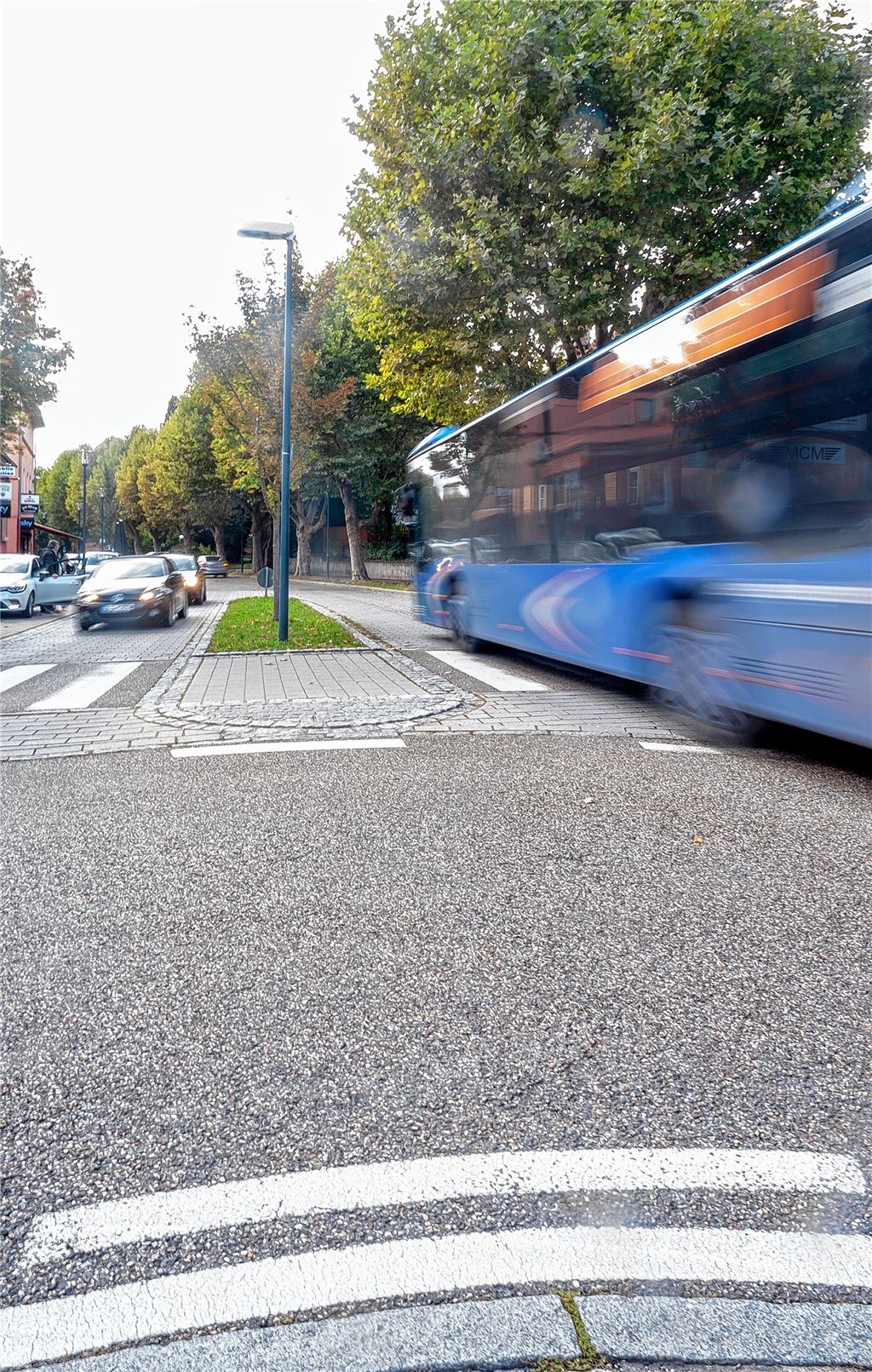 Bei einer unechten Einbahnstraße dürften zwar Taxis, Radler und Linienbusse, nicht aber „normale“ Autos am Kreisverkehr bei der Poststraße in die Bahnhofstraße einfahren. Foto: Fotomoment