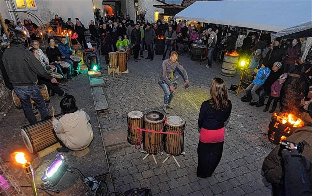 Bei frischen Temperaturen erwärmen Trommelklänge und Tänze das Herz der Besucher.