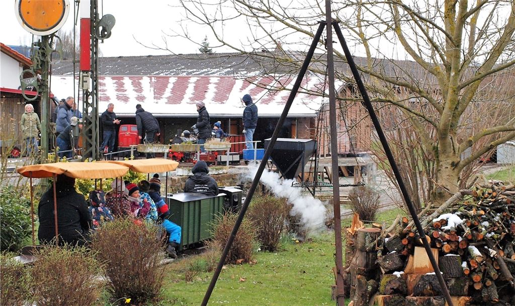 Bei frischen Temperaturen nehmen die Dampfbahnfreunde Fahrt auf. Foto: Filitz