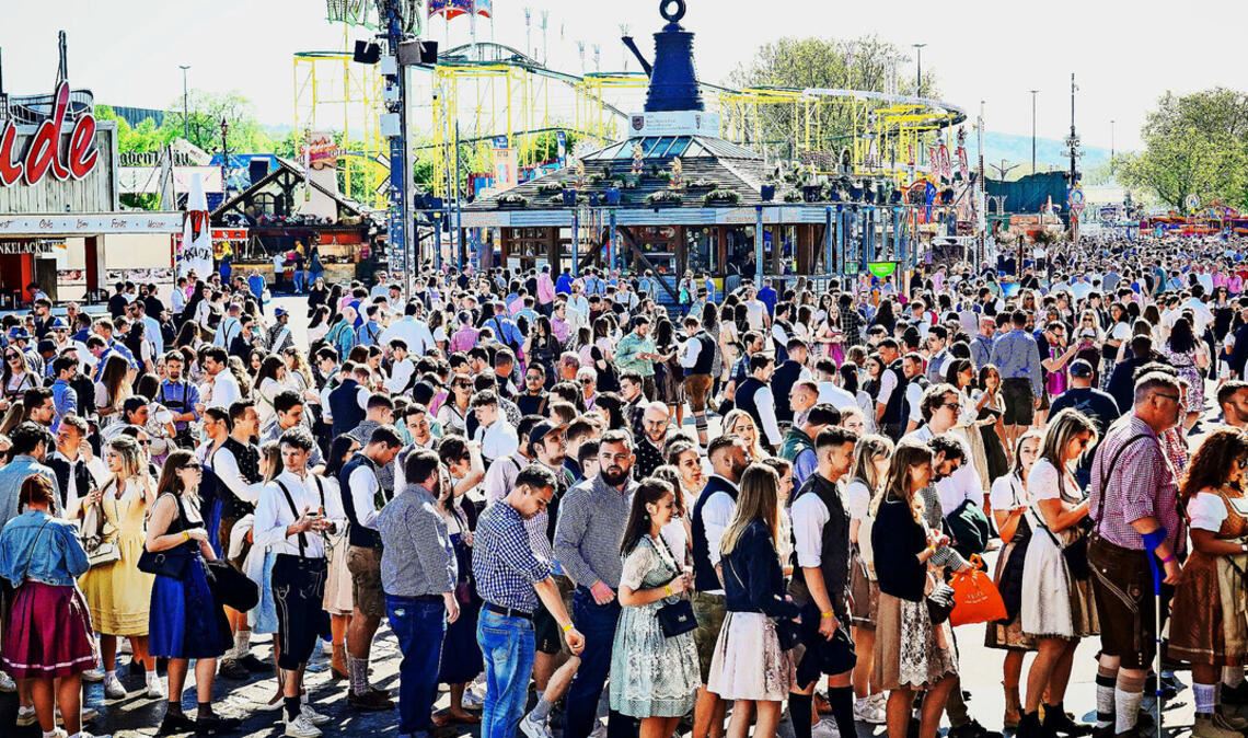 Bei gutem Wetter füllen sich nicht nur die Zelte, sondern alle Straßen des Festgeländes – so wie hier am vergangenen Samstag.